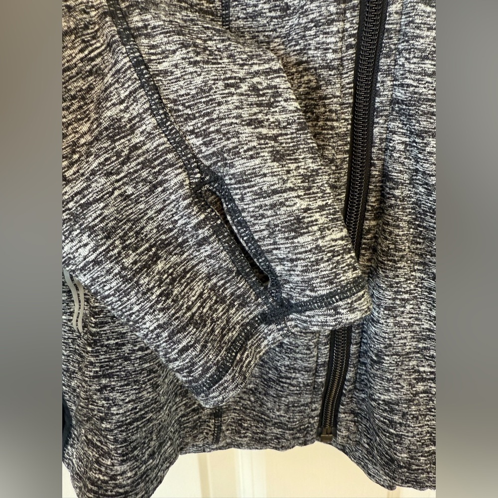 Brooks Running Athletic Long Sleeve Zip up lightweight jacket with hood Size XL - Picture 5 of 8